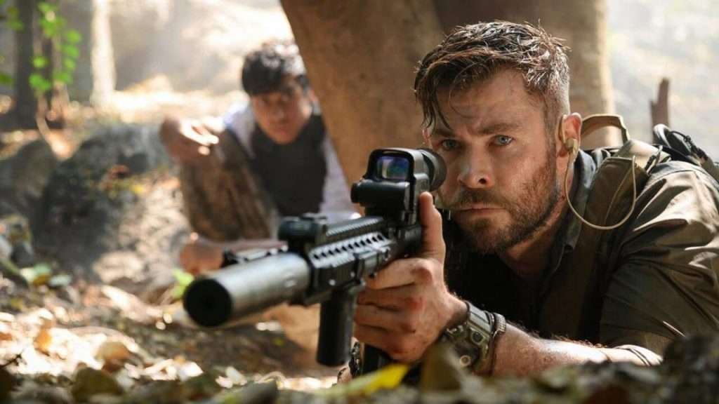 Chris Hemsworth (a destra) nel ruolo di Tyler Rake in Extraction (2020)