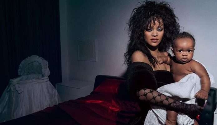 Rihanna pubblica le prime foto del figlio e affronta i paparazzi