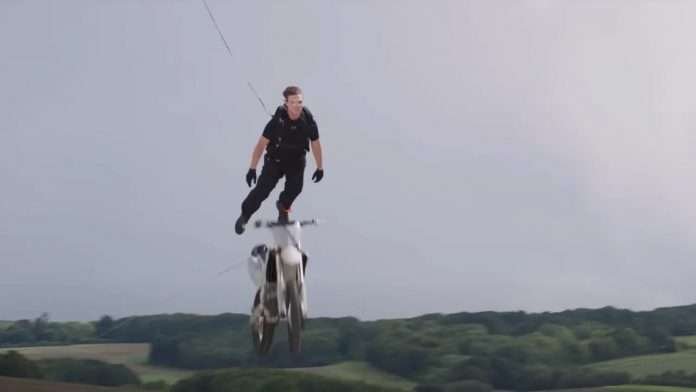 Tom Cruise ha avuto solo 6 secondi per aprire il paracadute in Mission Impossible 7