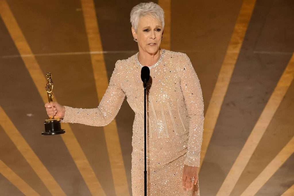Everything Everywhere All at Once-jamie-lee-curtis-oscar 2023